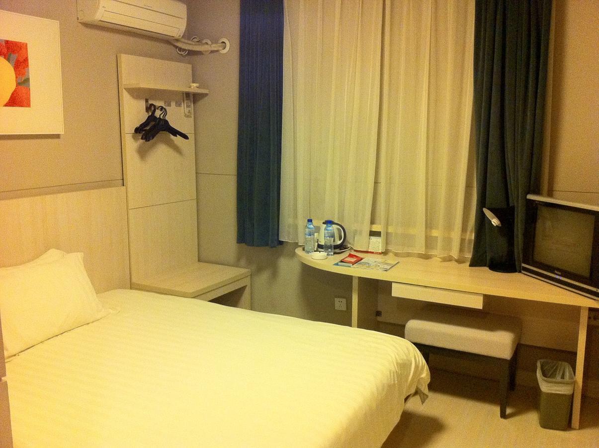 Magnolia Business Hotel Xining Railway Station Grand Cross Mojia Street Exterior photo